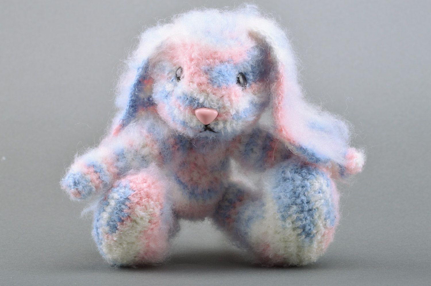 Doudou lièvre rose et bleu tricoté en mohair au crochet fait main pour enfant photo 2