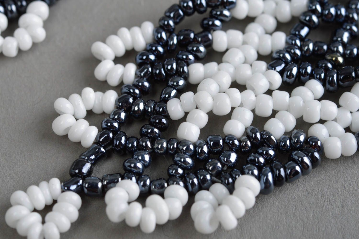 Boucles d'oreilles en perles de rocaille pendantes larges noir-blanc faites main photo 5