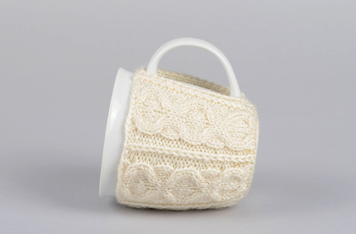 White ceramic porcelain tea or coffee cup with knitted cover with classic pattern photo 4
