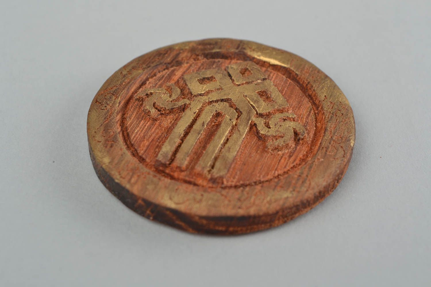 Amuleto de madera con símbolo Chur de acacia pequeño de sobre mesa hecho a mano foto 4