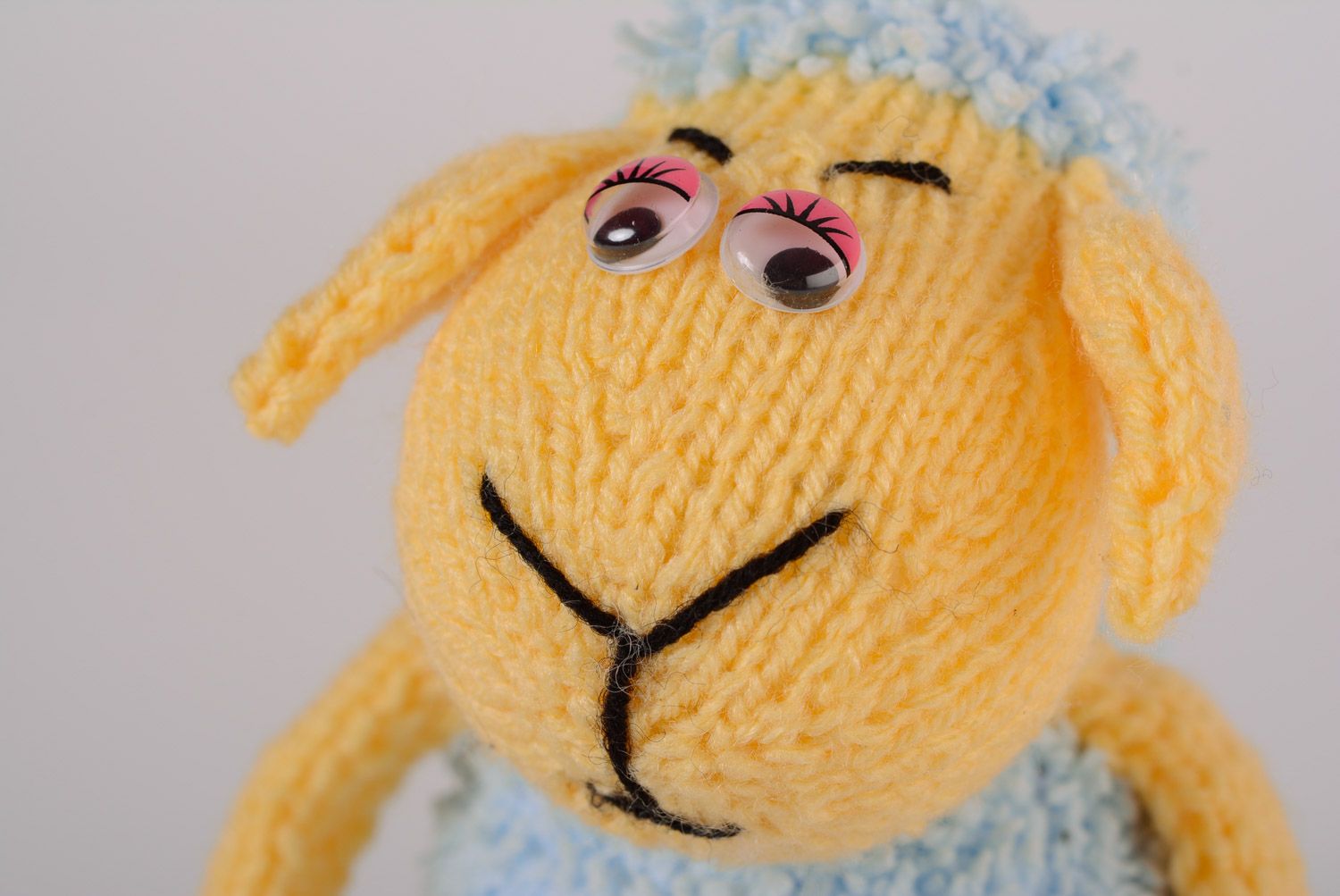 Jouet mou tricoté aux aiguilles Brebis mignonne jaune et bleu fait main photo 2