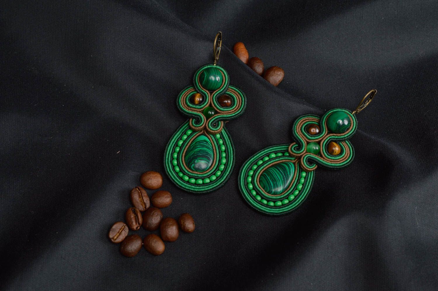 Dunkelgrüne originelle stilvolle handgemachte Ohrringe mit Anhängern Soutache foto 1