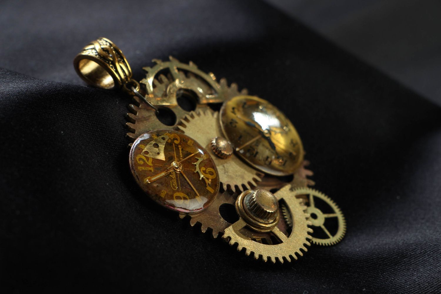 Steampunk pendant with clockwork details photo 2
