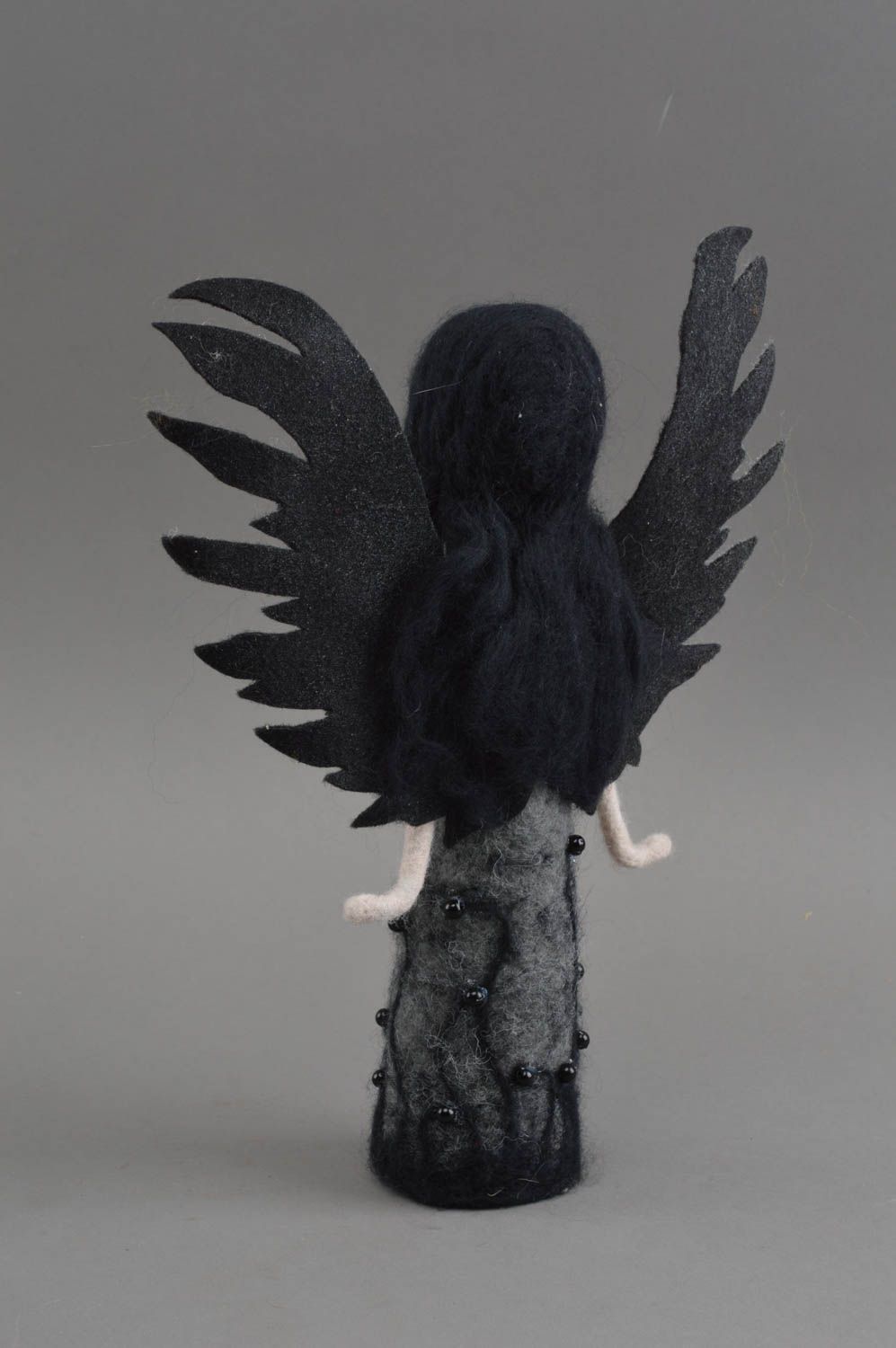Poupée en laine feutrée faite main ange noir décorative de design écologique photo 3