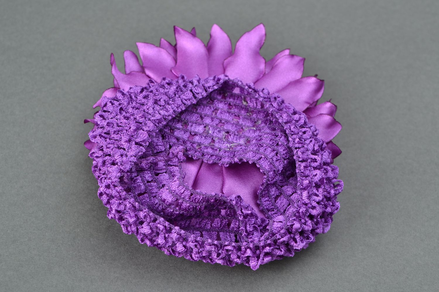 Повязка на голову с цветком из лент Фиолетовая георгина фото 4