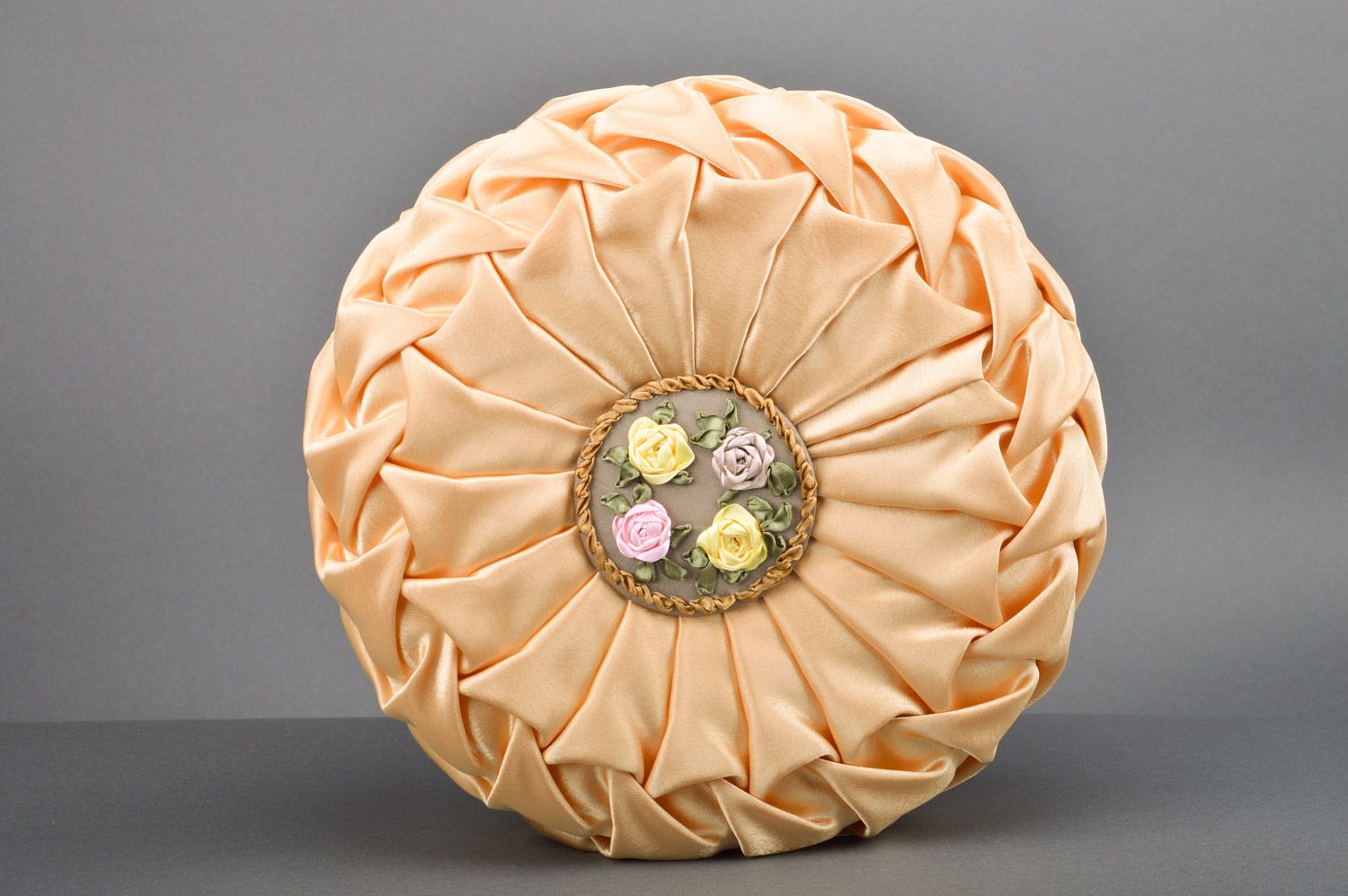 Rundes stilvolles beige Kissen aus Stoff und Atlasbändern handmade für Polstermöbel  foto 2