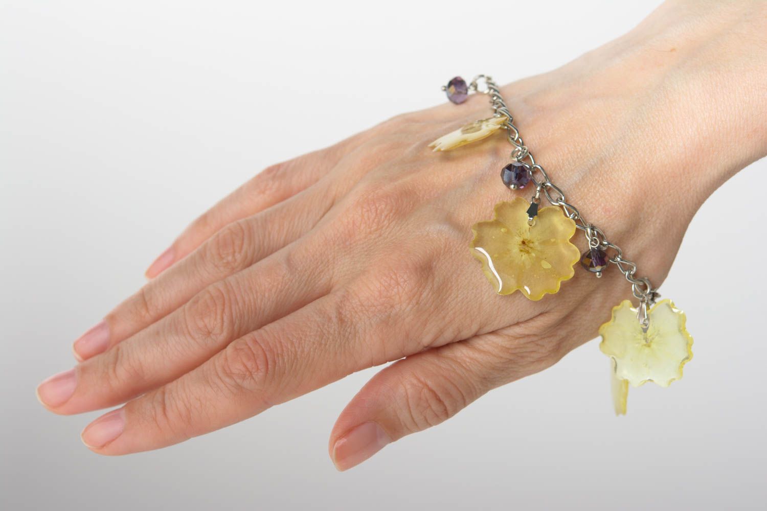 Bracelet avec fleurs séchées en résine époxyde fait main jaune-mauve sur chaîne photo 6
