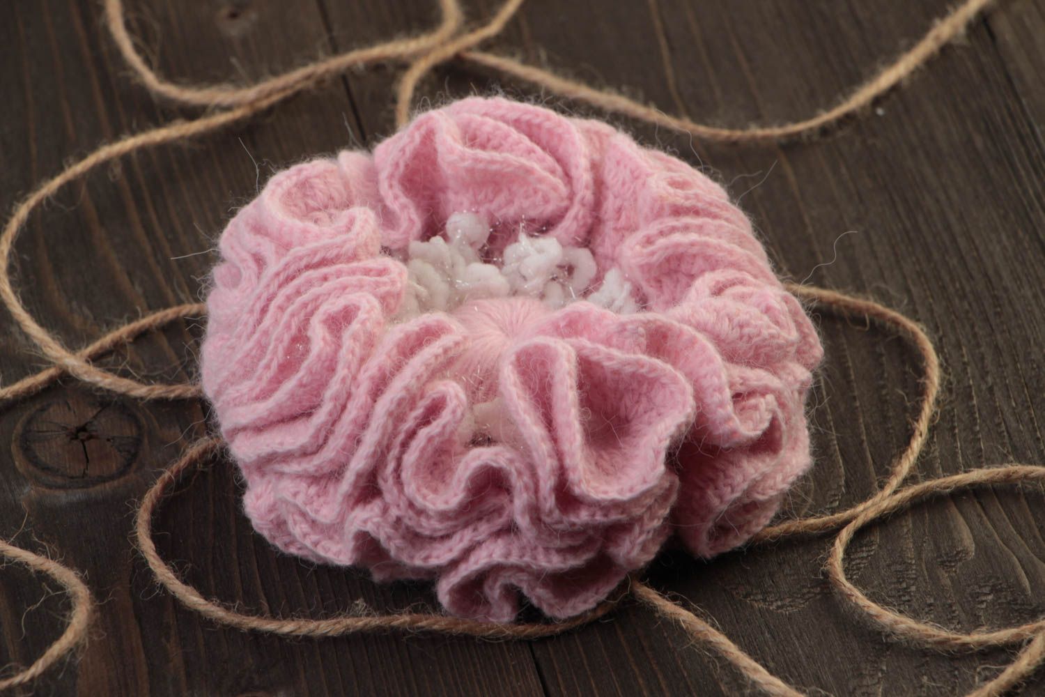 Broche hecho a mano tejido accesorio de moda regalo original Flor rosada foto 1