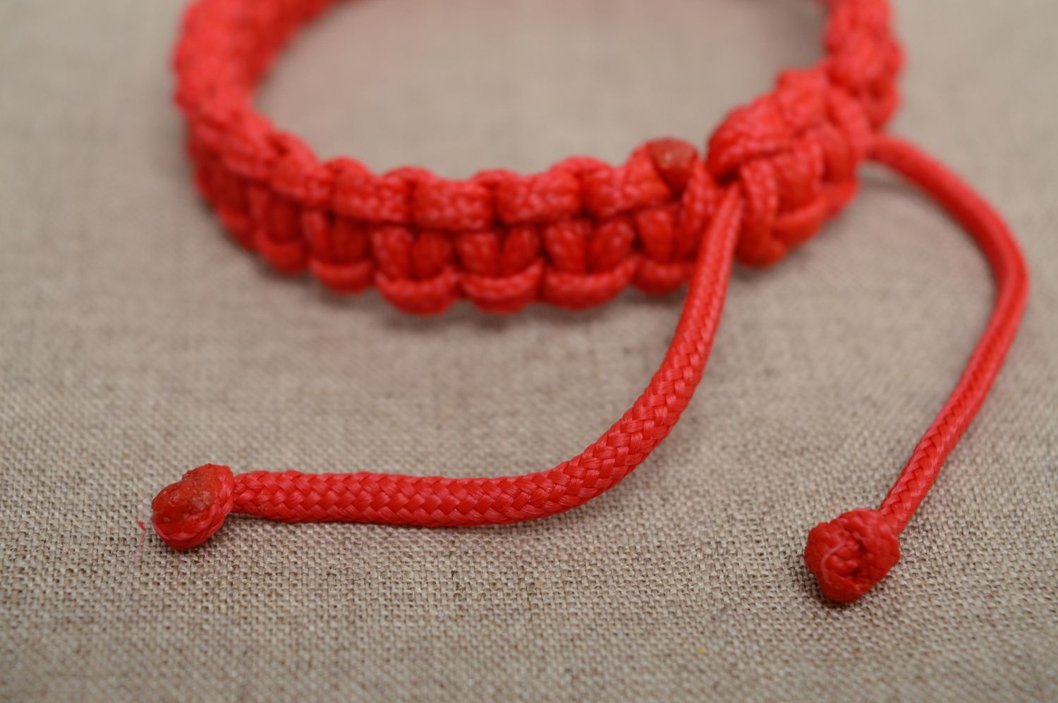 Красный браслет в технике макраме из полиэстерового шнурка фото 4