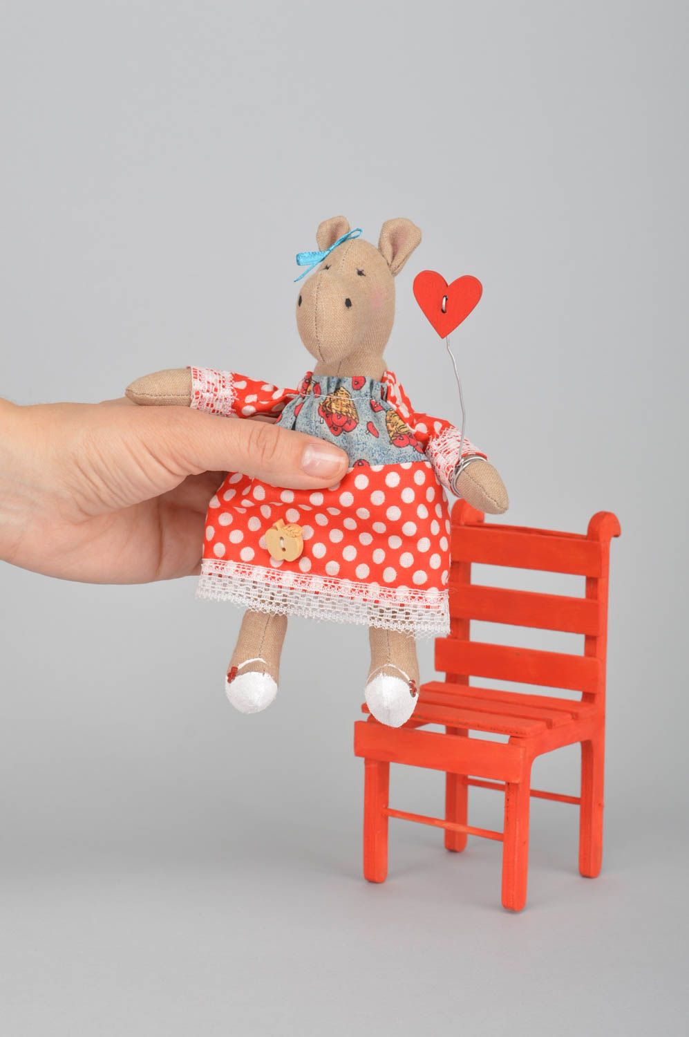 Интерьерная игрушка из хлопка ручной работы Бегемотик в платье на красном стуле фото 5