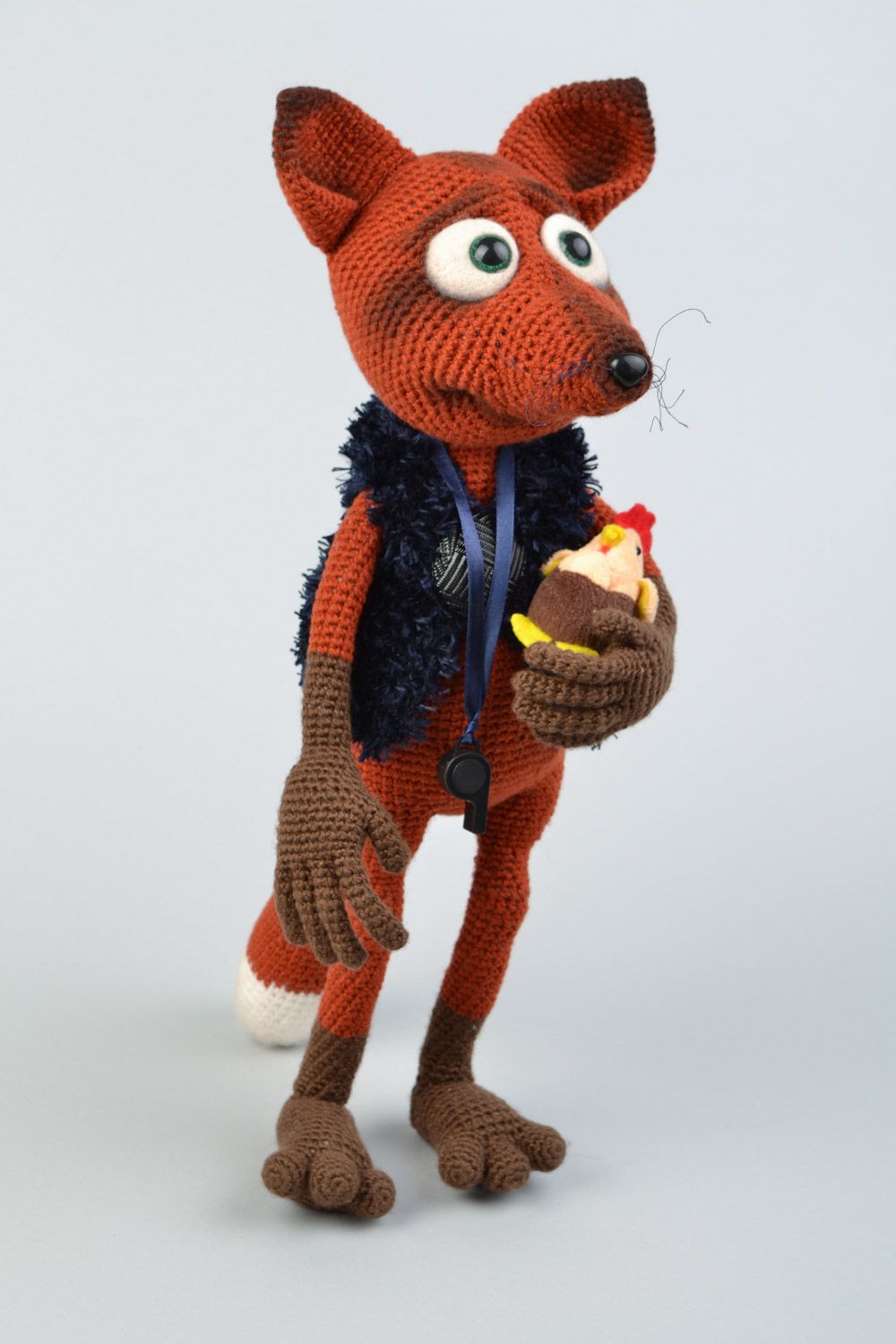 Peluche renard gardien de poulailler tricotée décorative faite main de créateur photo 3