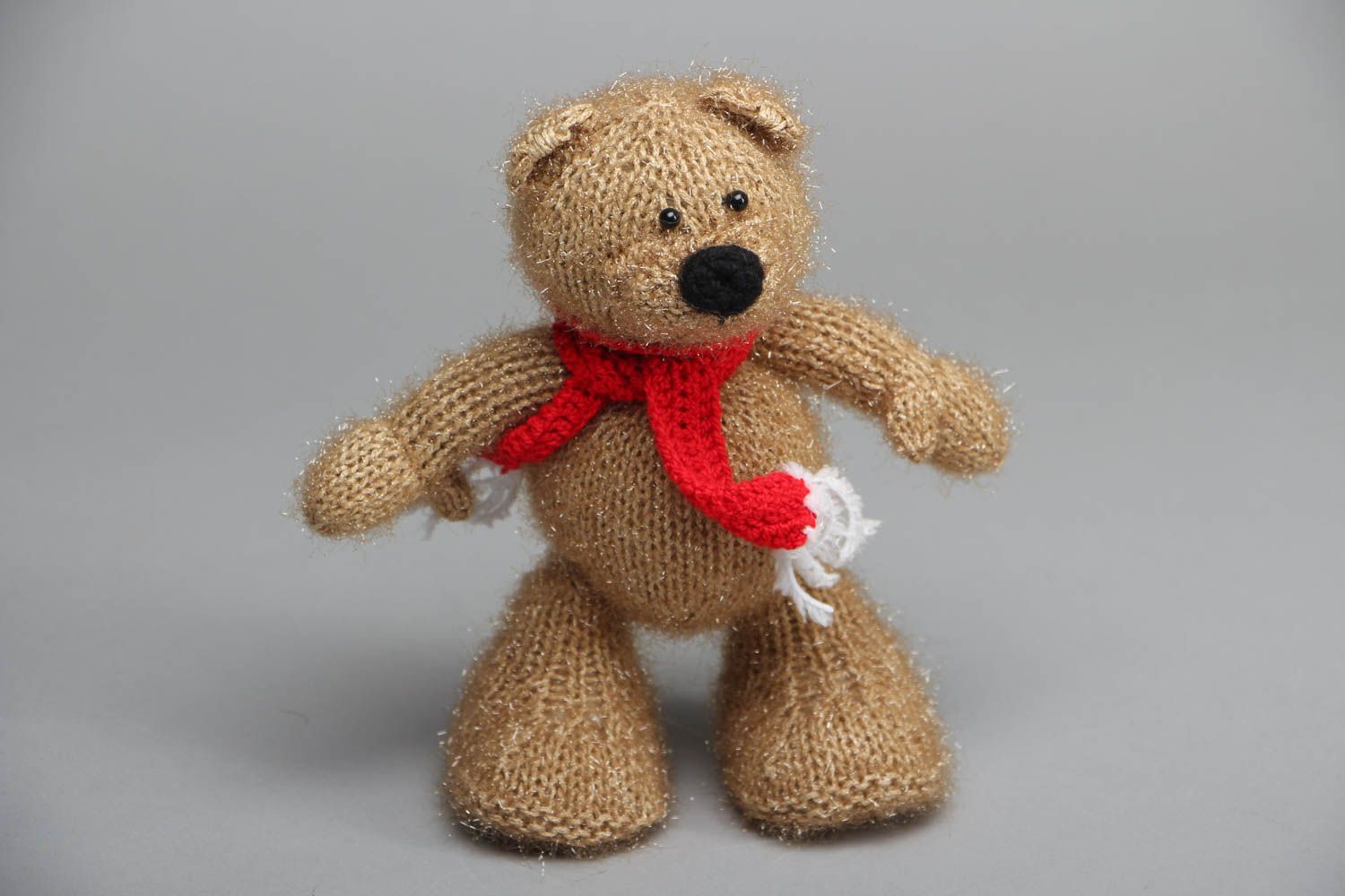 Очаровательная вязаная игрушка ручной работы в виде медвежонка фото 1