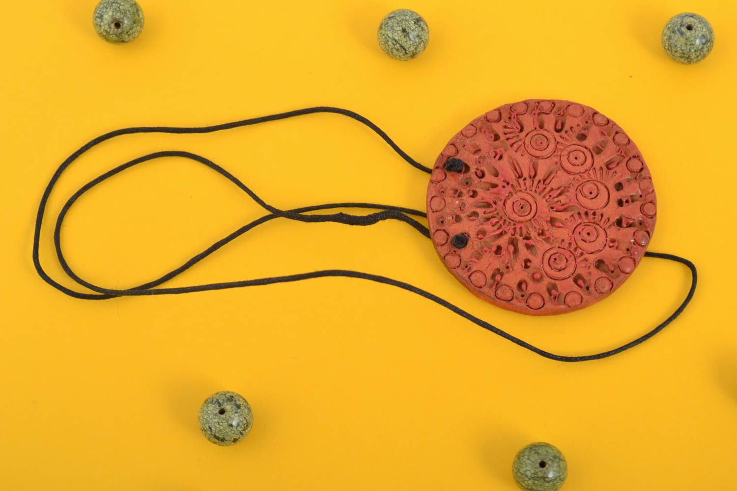 Глиняный кулон украшения ручной работы круглый кулон на шею коричневый фото 1