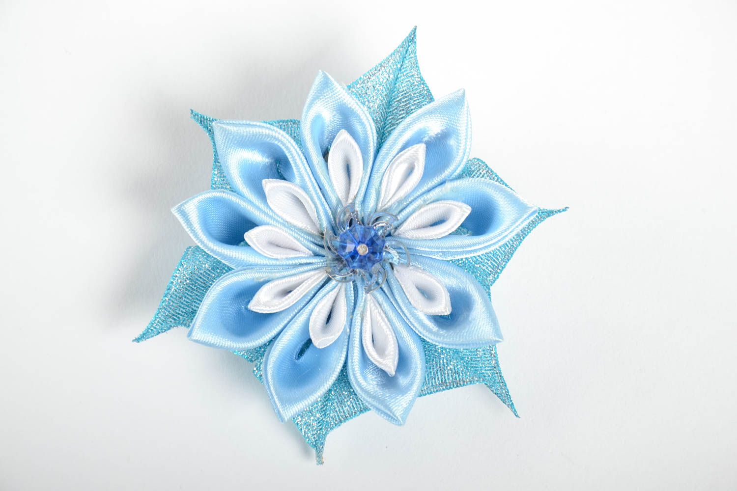 Голубая заколка для волос из атласных лент в виде цветка ручной работы фото 4