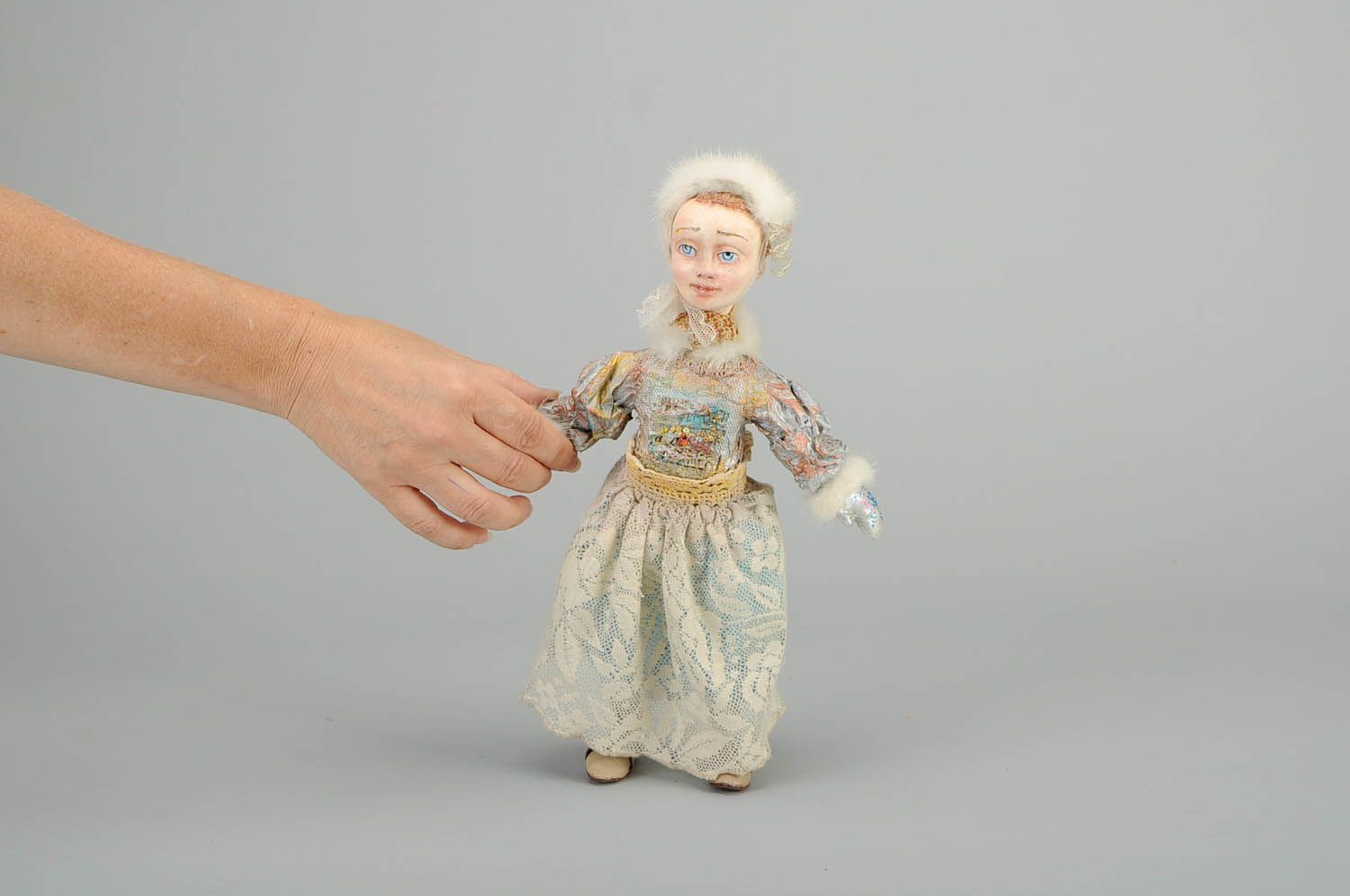 La muñeca de diseñador Doncella de la Nieve en traje blanco foto 2
