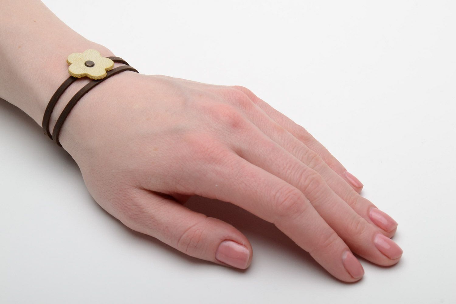 Bracelet en cuir naturel marron avec fleur fait main fin diamètre 85 mm photo 2