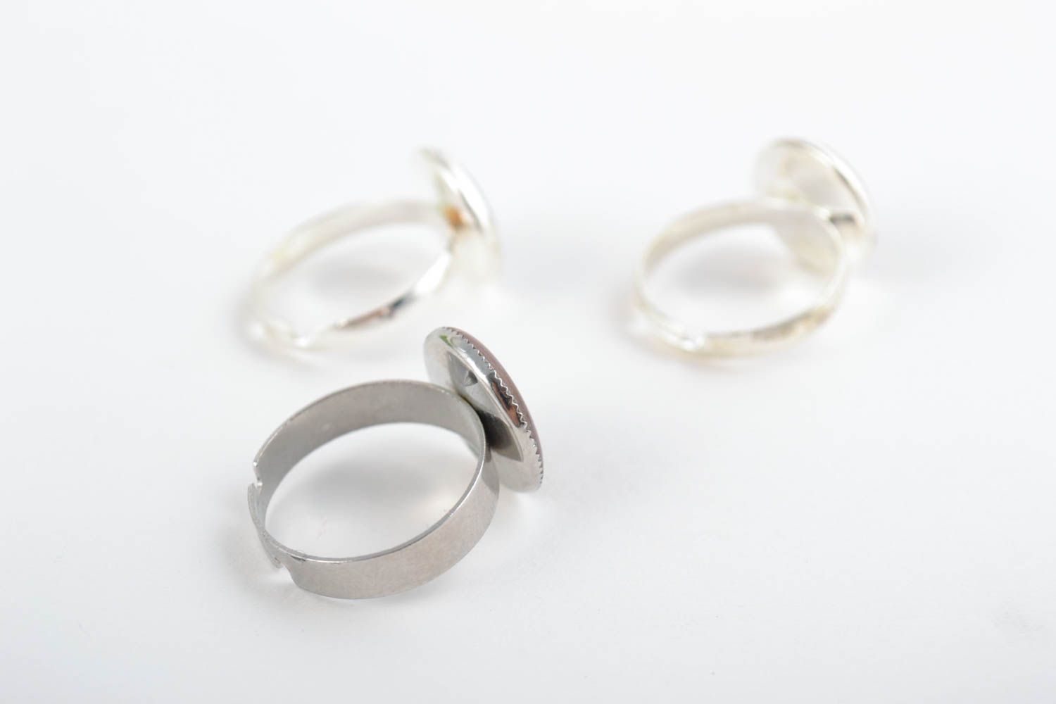 Schöne feine handgemachte Ringe aus Epoxidharz Set von 3 Stücken auf Metallbasis foto 3