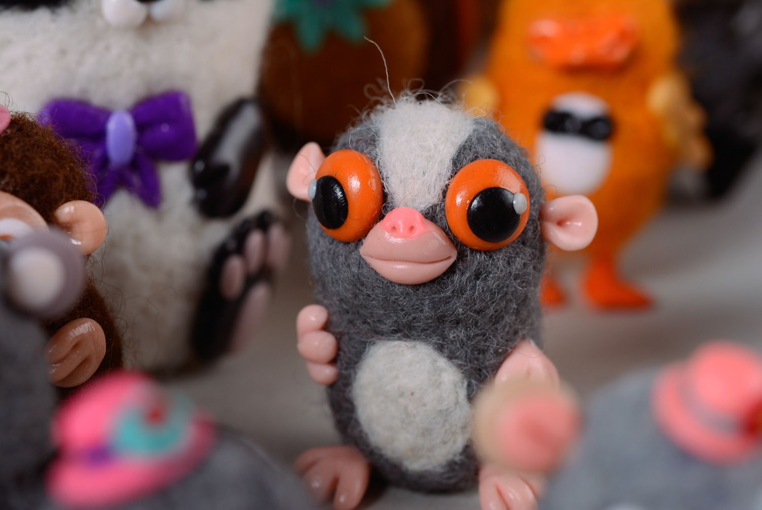 Miniatur Kuscheltier Lemur aus Wolle in Trockenfilzen Technik foto 4