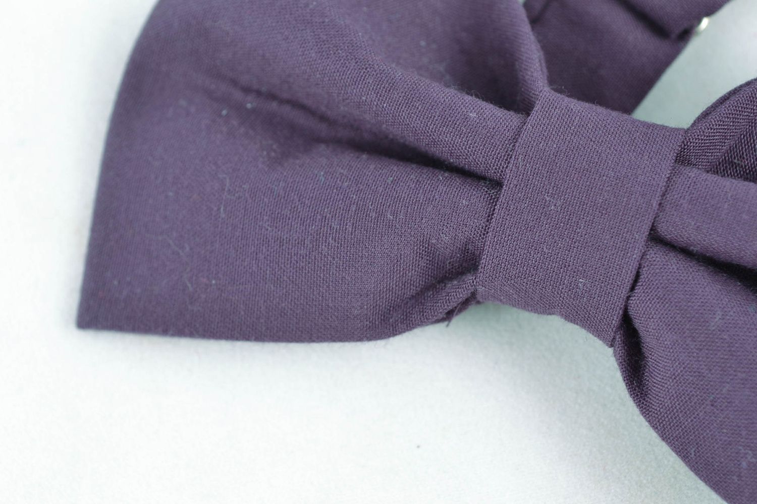 Pajarita de tela hecha a mano para traje violeta foto 3