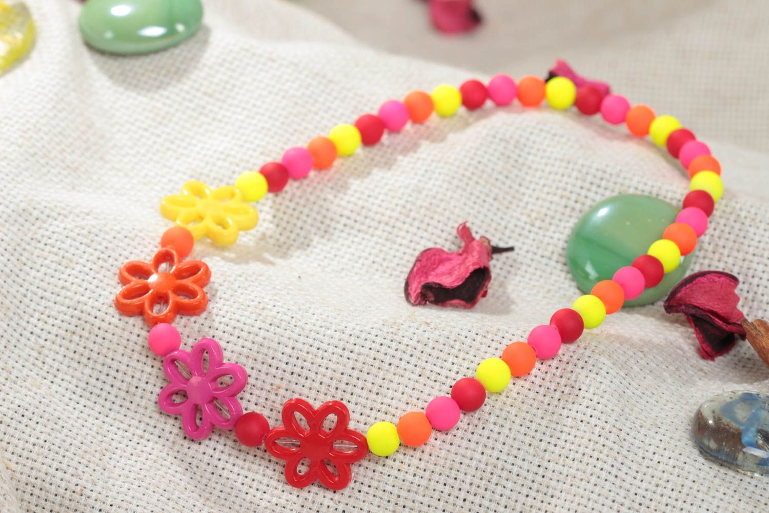 Яркие бусы из пластиковых бусин ручной работы детские с цветами красивые фото 1