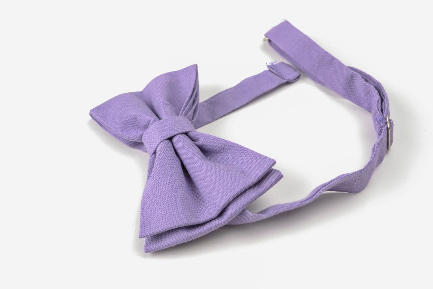 Gravata-borboleta artesanal em cor de lilás para traje  foto 3