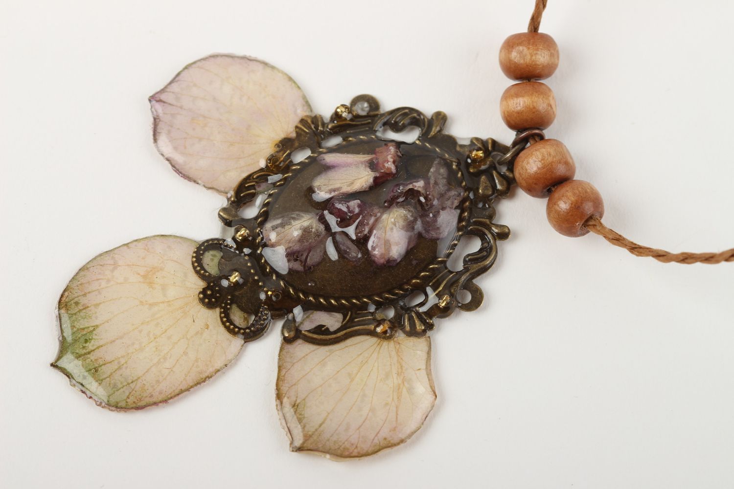 Ciondolo con petali di fiori fatto a mano pendente originale accessorio da donna foto 3