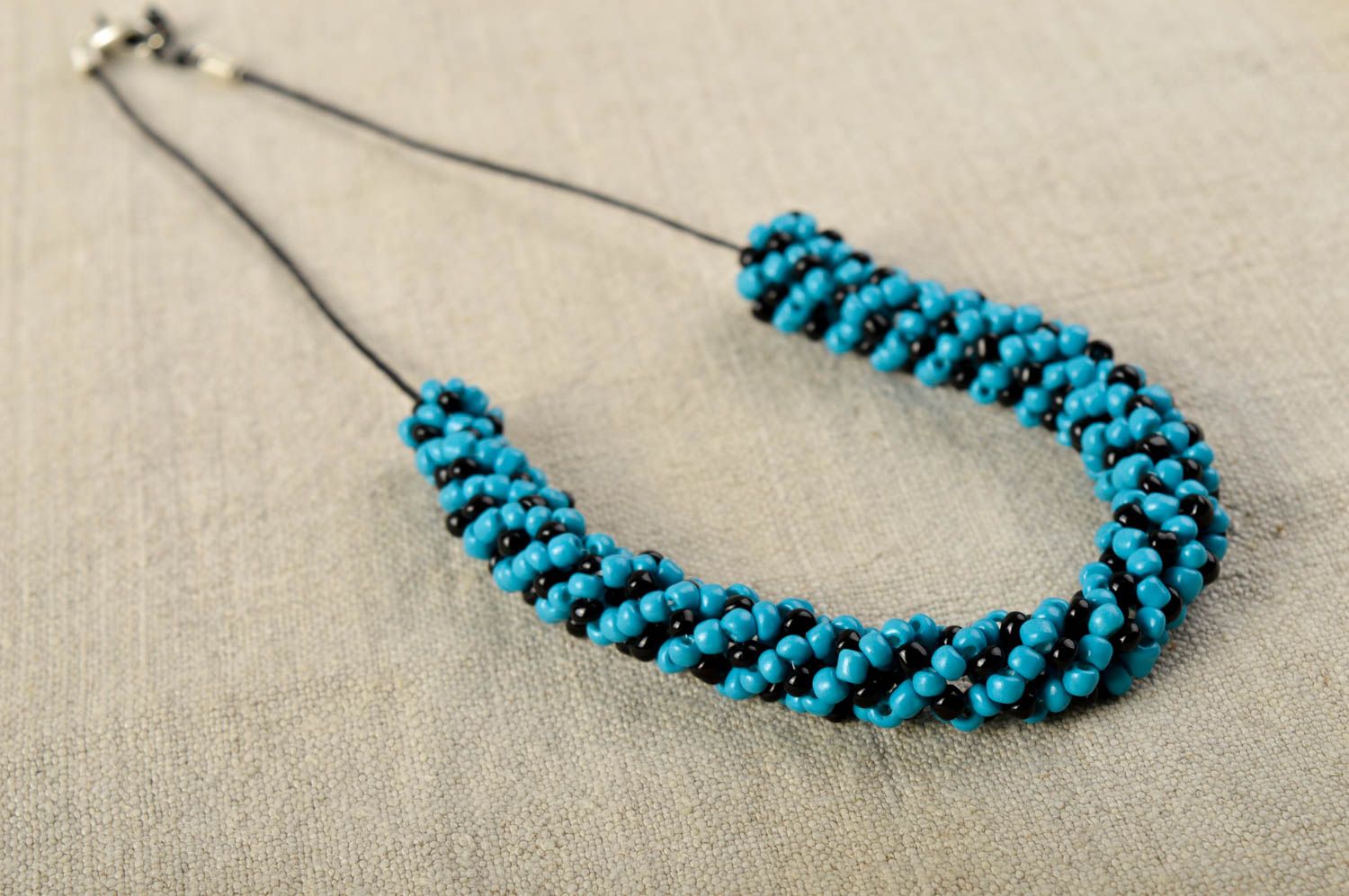Ожерелье ручной работы украшение из бисера авторское украшение голубое с черным фото 1