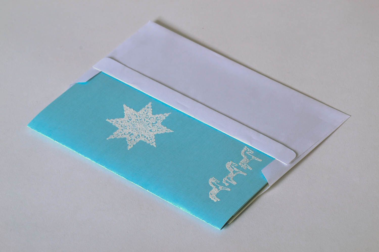 Cartão postal azul feito a mão na base de papelão foto 2