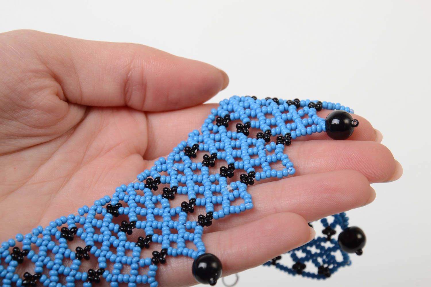 Ожерелье из бисера голубое с черным красивое стильное необычное ручной работы фото 5