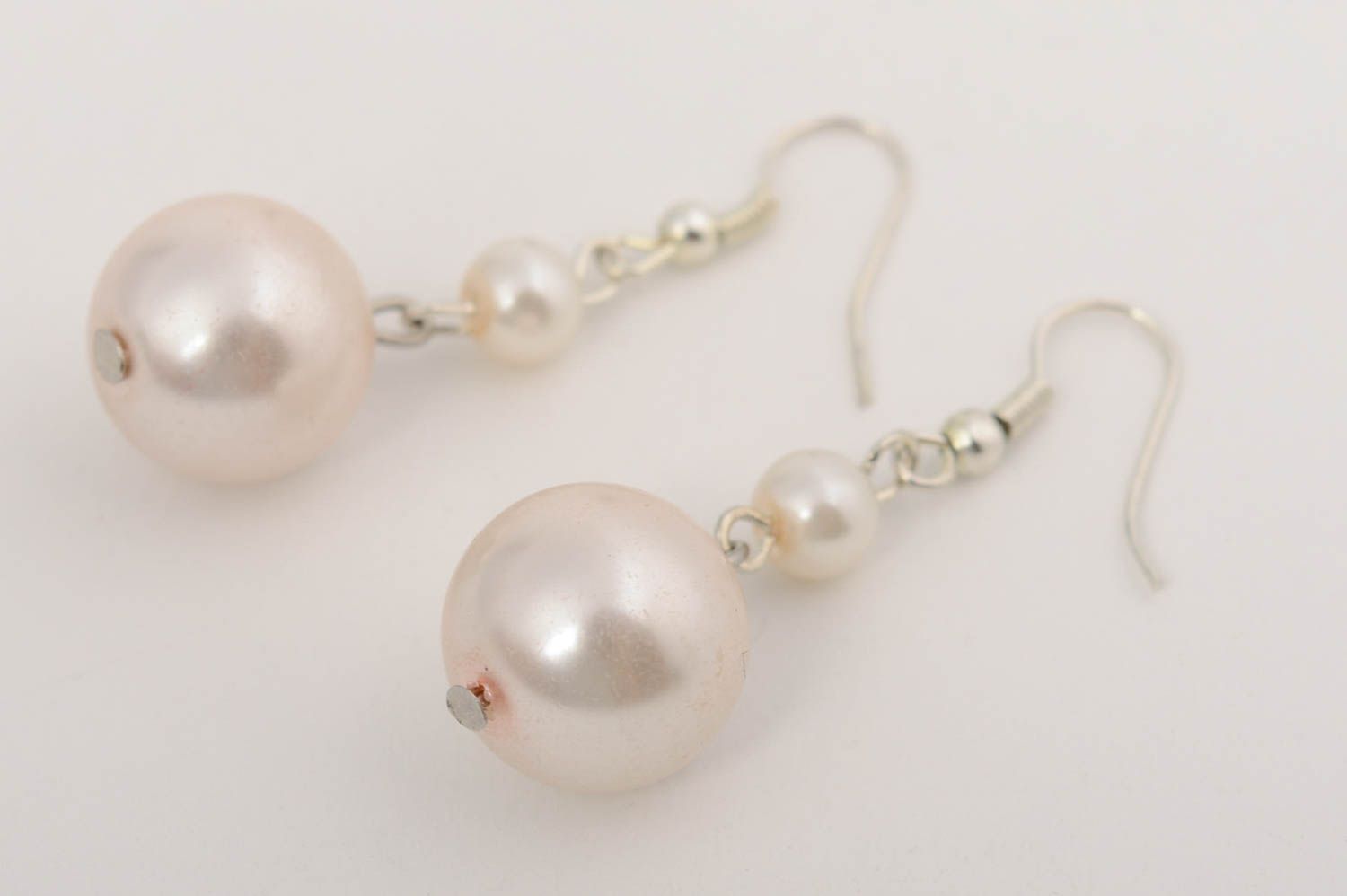 Petites boucles d'oreilles avec perles en céramique faites main blanches photo 5