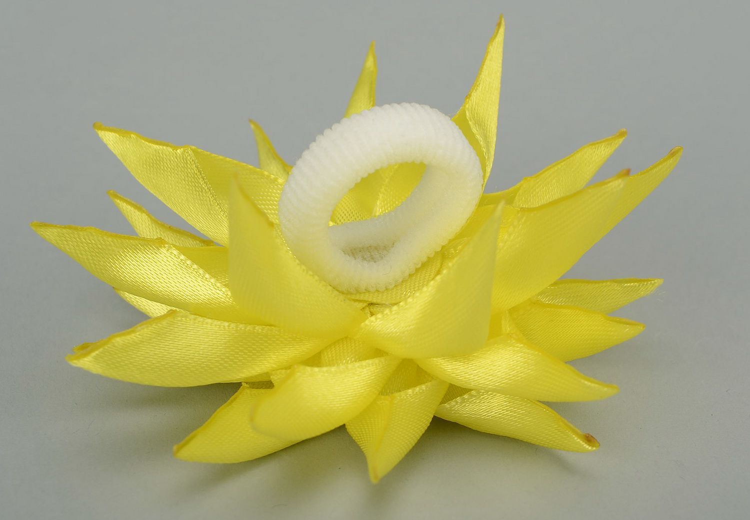Резинка для волос с желтым атласным цветком фото 3