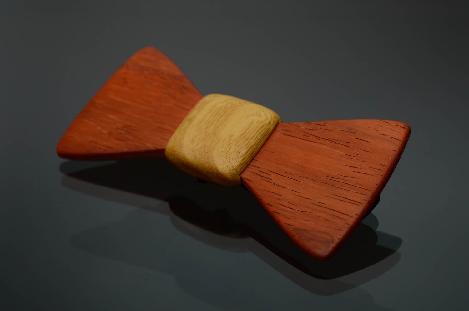 Деревянный галстук-бабочка из желтого дерева фото 1