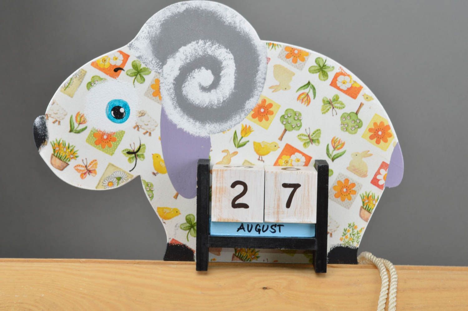 Детский календарь в виде барашка из фанеры декупаж ручной работы на кухню фото 2