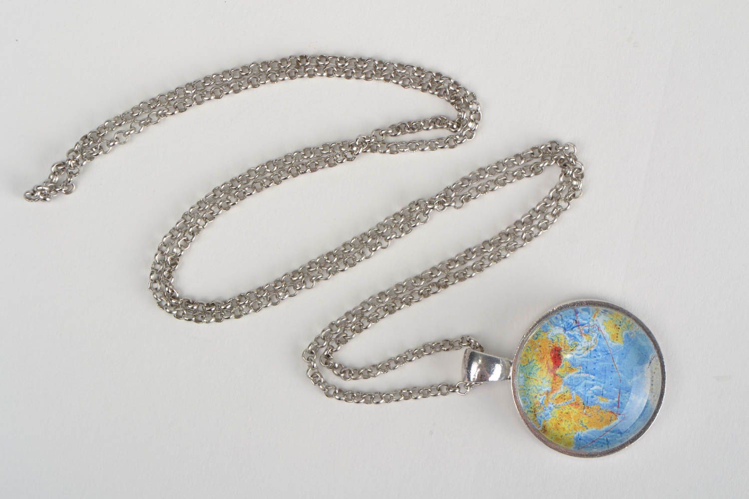 Авторский кулон с изображением полушария Земли стеклянный на цепочке хэнд мэйд фото 3