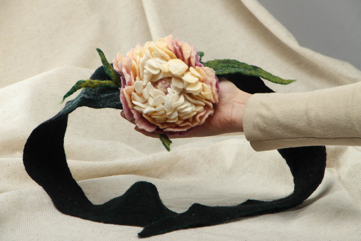 Ceinture large en laine feutrée avec fleur faite main photo 4