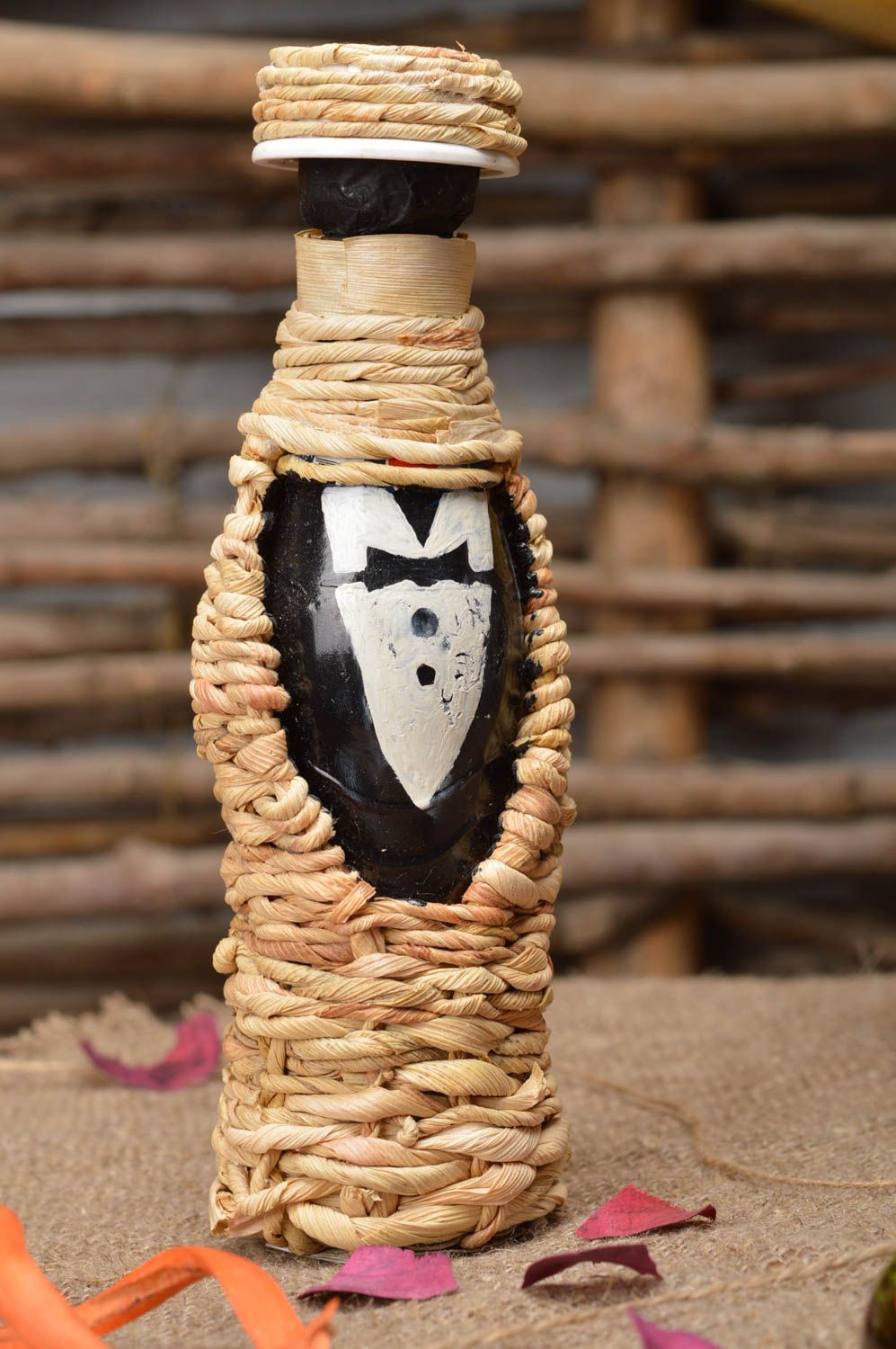 Бутылка из кукурузных листьев декоративная ручной работы авторская Смокинг фото 1