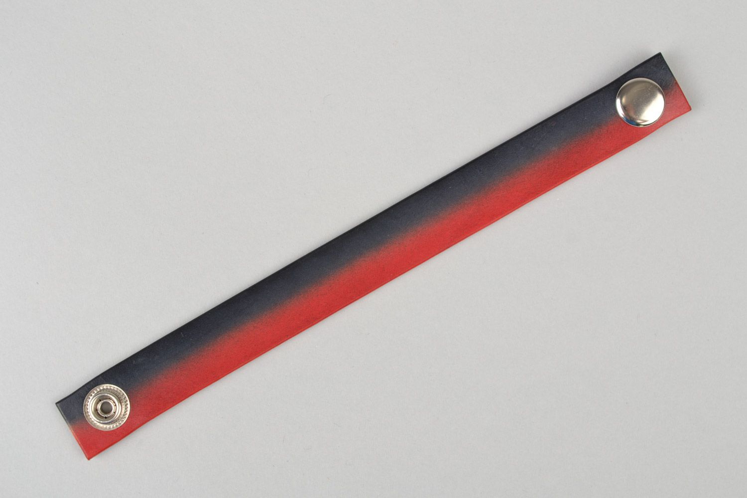 Breites schwarz rotes Armband aus Leder mit Druckknopf unisex handgefertigt foto 5