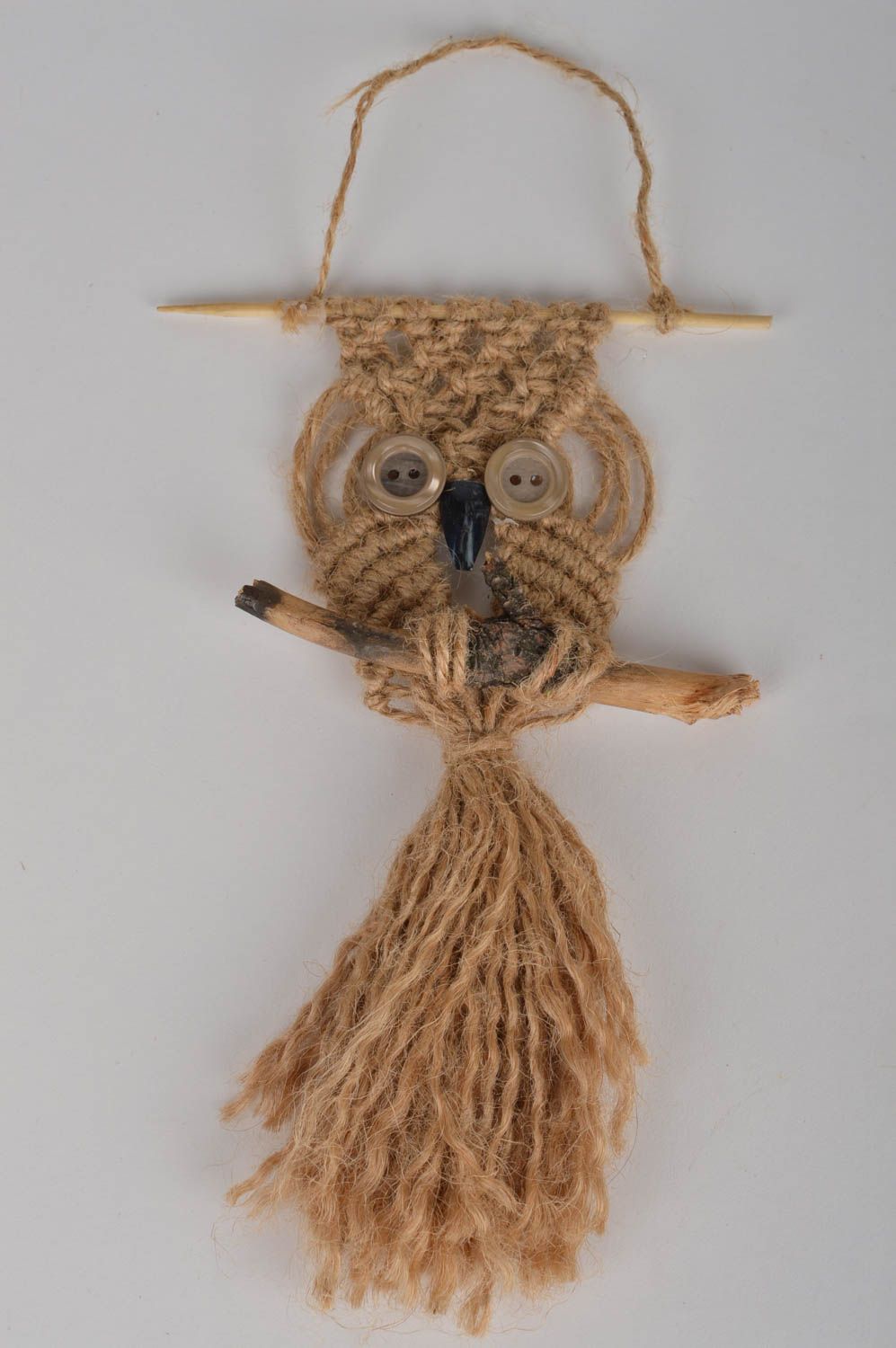 Панно из бечевки в виде совы на палочке плетеное в технике макраме для дома фото 2