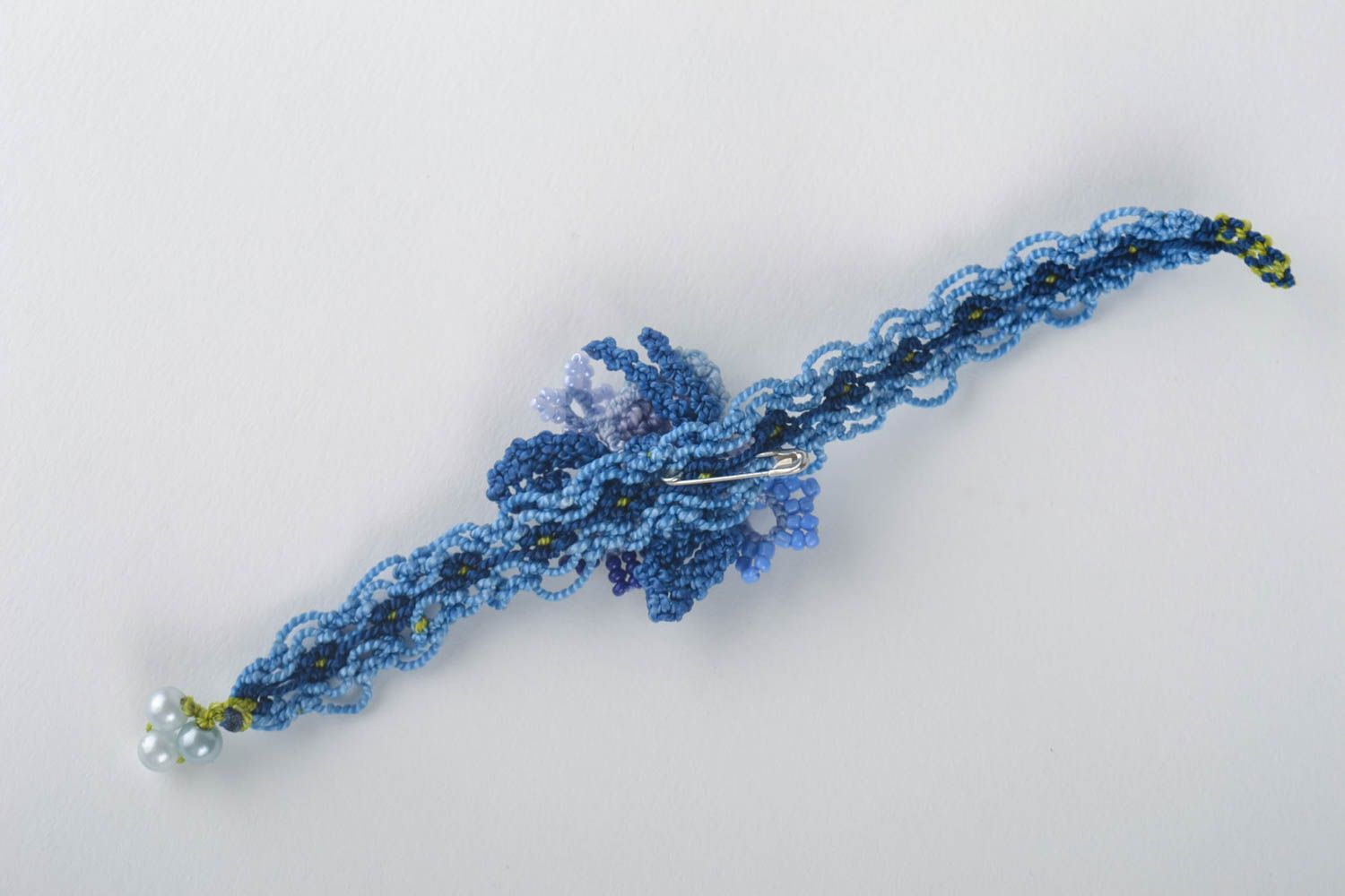 Bracelet design Broche textile faits main bleus tressés macramé Cadeau femme photo 4