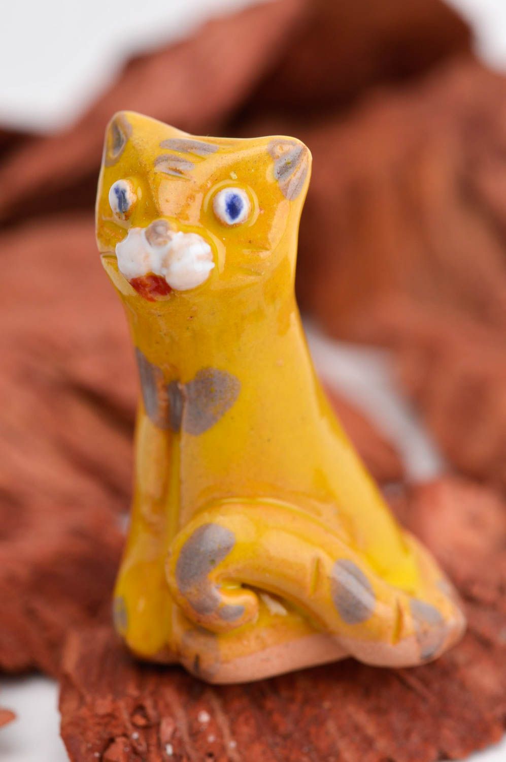Figurine chat Statuette miniature fait main argile peint jaune Déco maison photo 7