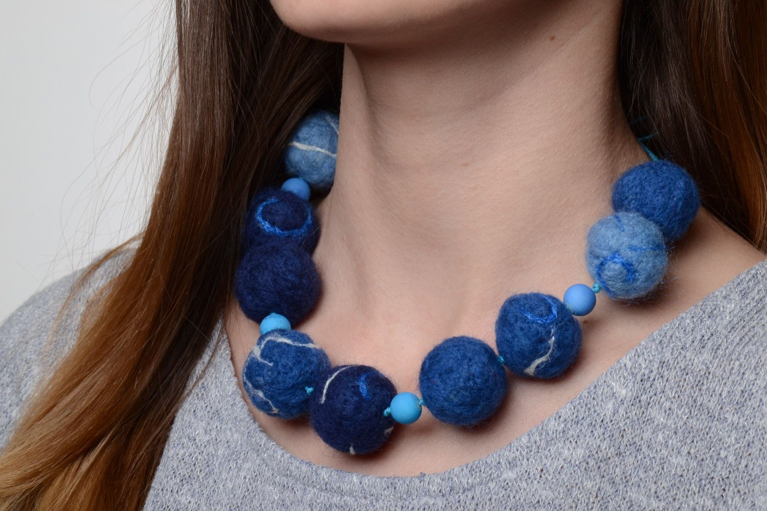 Joli collier bleu en laine feutrage à l'eau fait main original pour femme photo 1