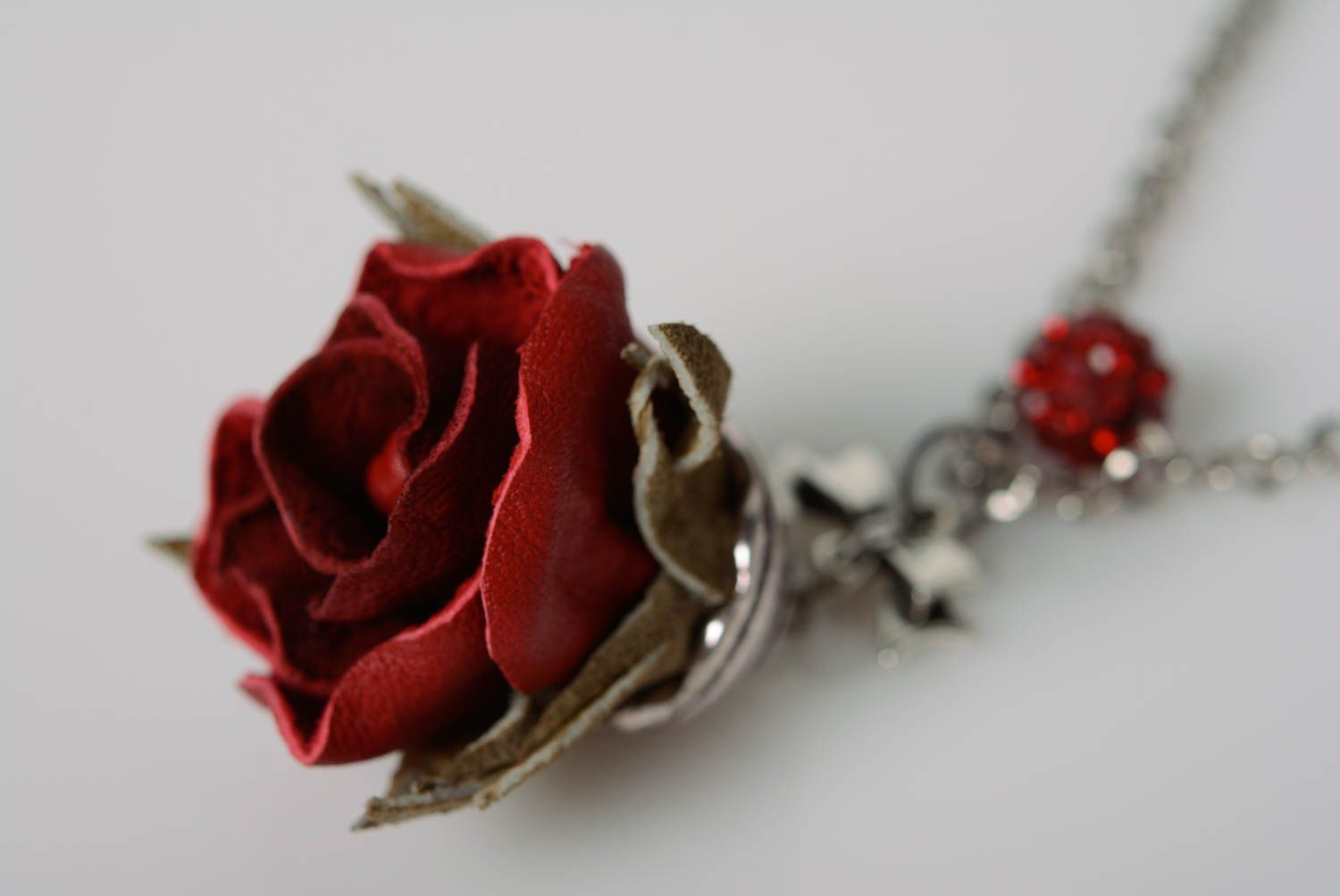 Кожаная подвеска на шею в виде красной розы на металлической цепочке хэнд мэйд фото 2