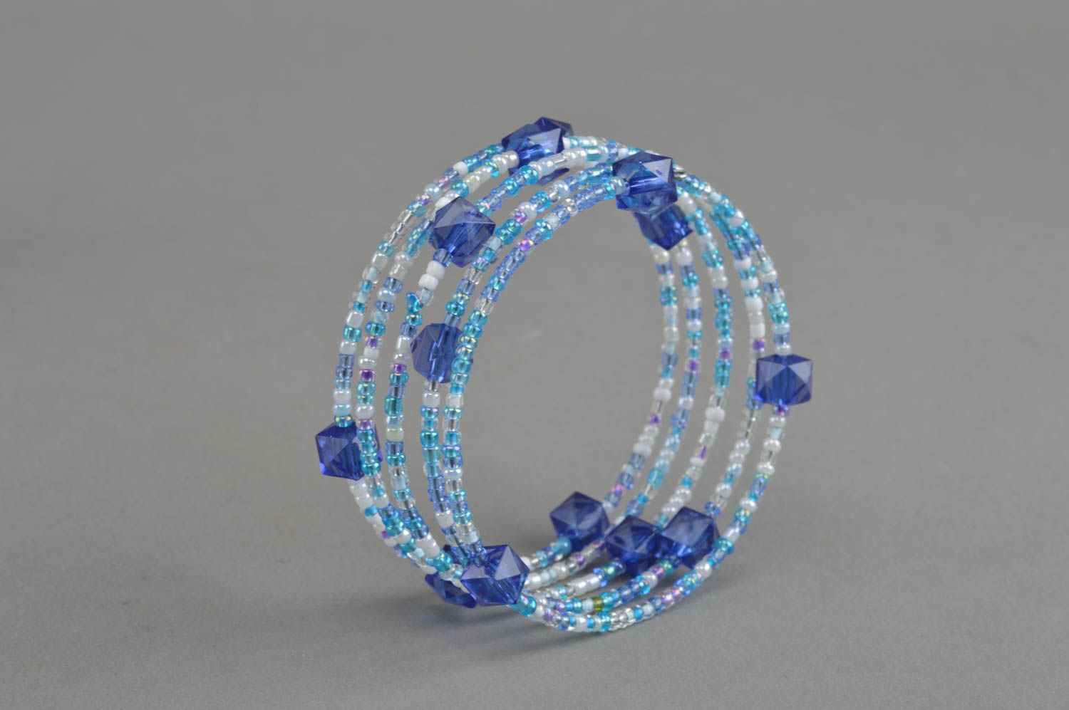 Bracelet en fil mémoire et perles de rocaille fait main bijou bleu original photo 4