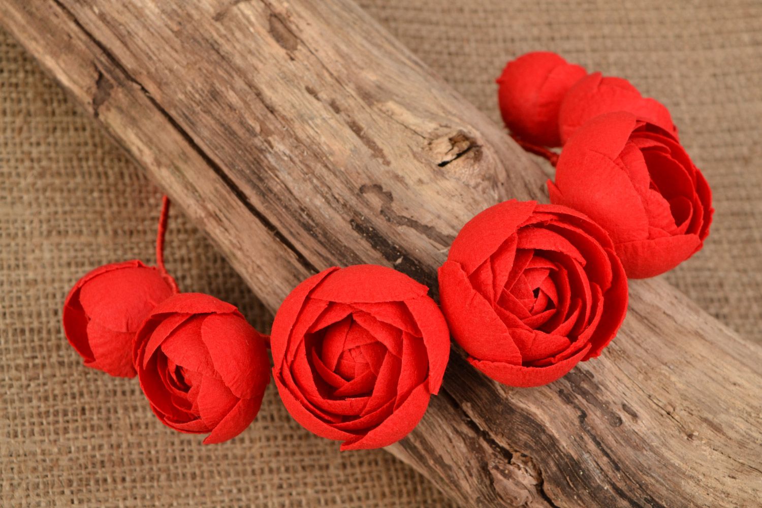 Serre-tête à fleurs rouges faites main base en métal bijou à cheveux luxueux photo 1