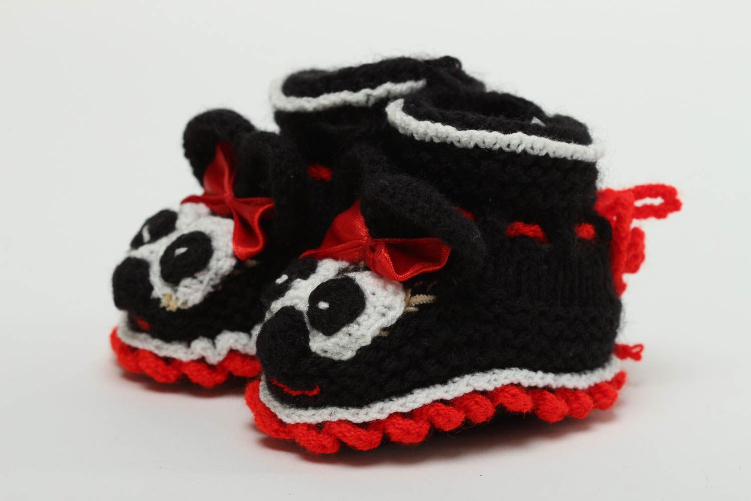 Handgefertigte Schuhe gehäkelte Babyschuhe Geschenk für Kleinkinder schwarz rot foto 2