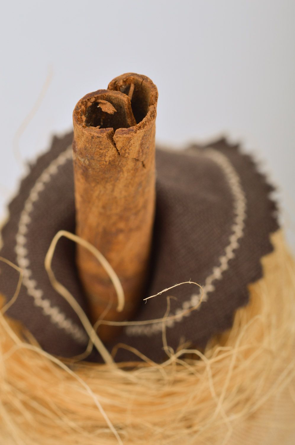 Juguete decorativo manzana de lino artesanal con rama de canela beige foto 4