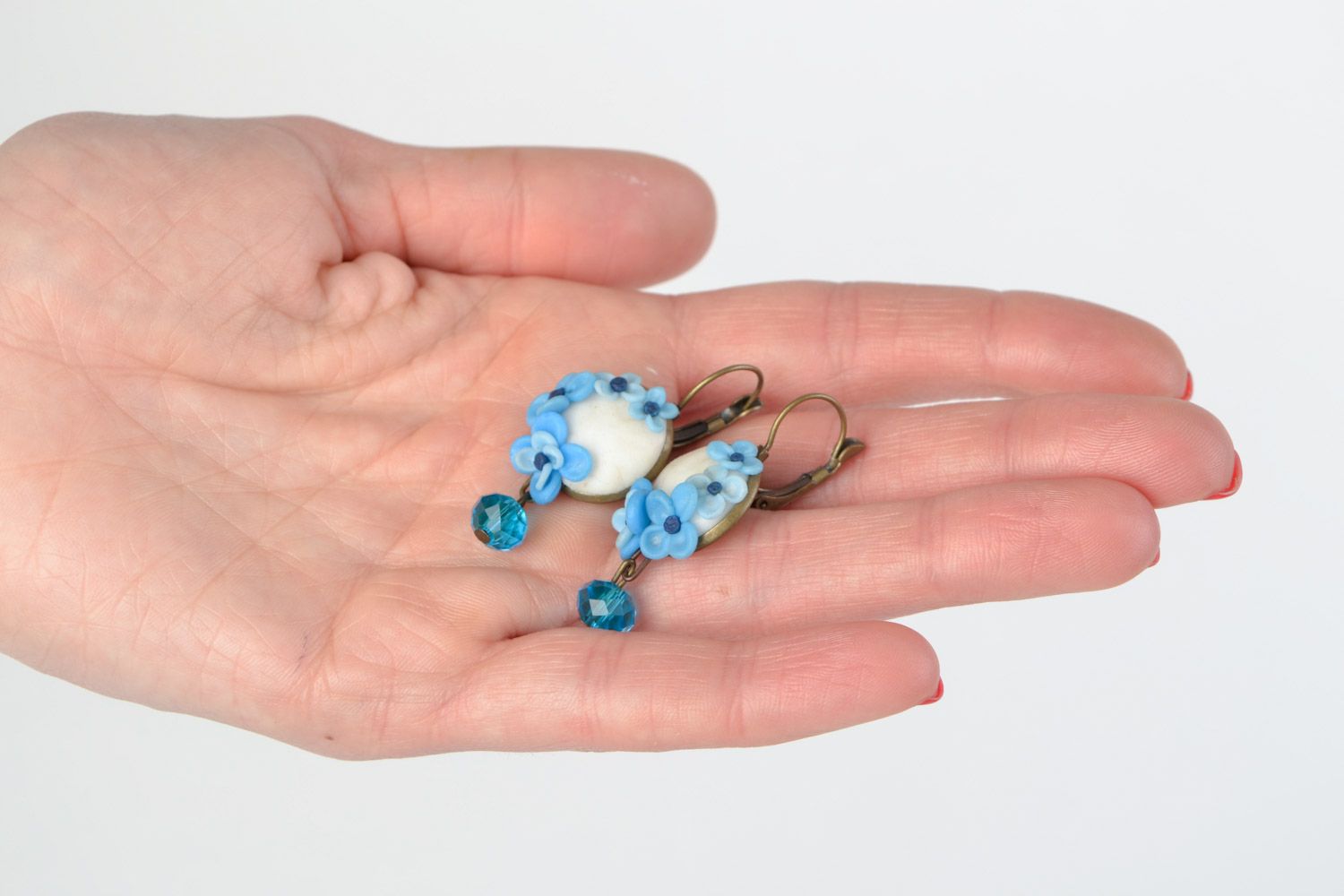 Boucles d'oreilles fleurs en pâte polymère bleues rondes faites main Myosotis  photo 2