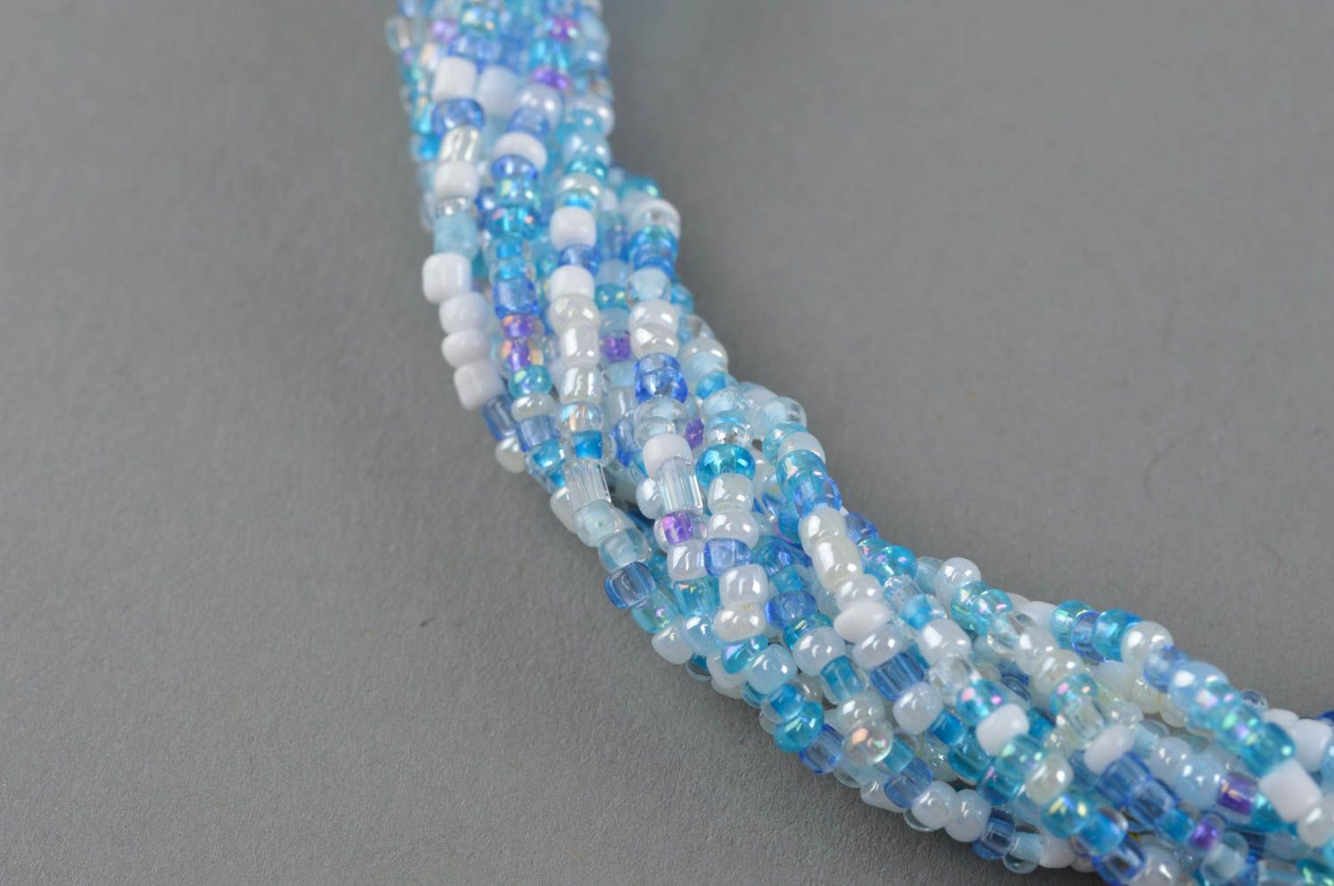 Бело голубое красивое женское ожерелье из бисера ручной работы Прозрачный лед фото 4
