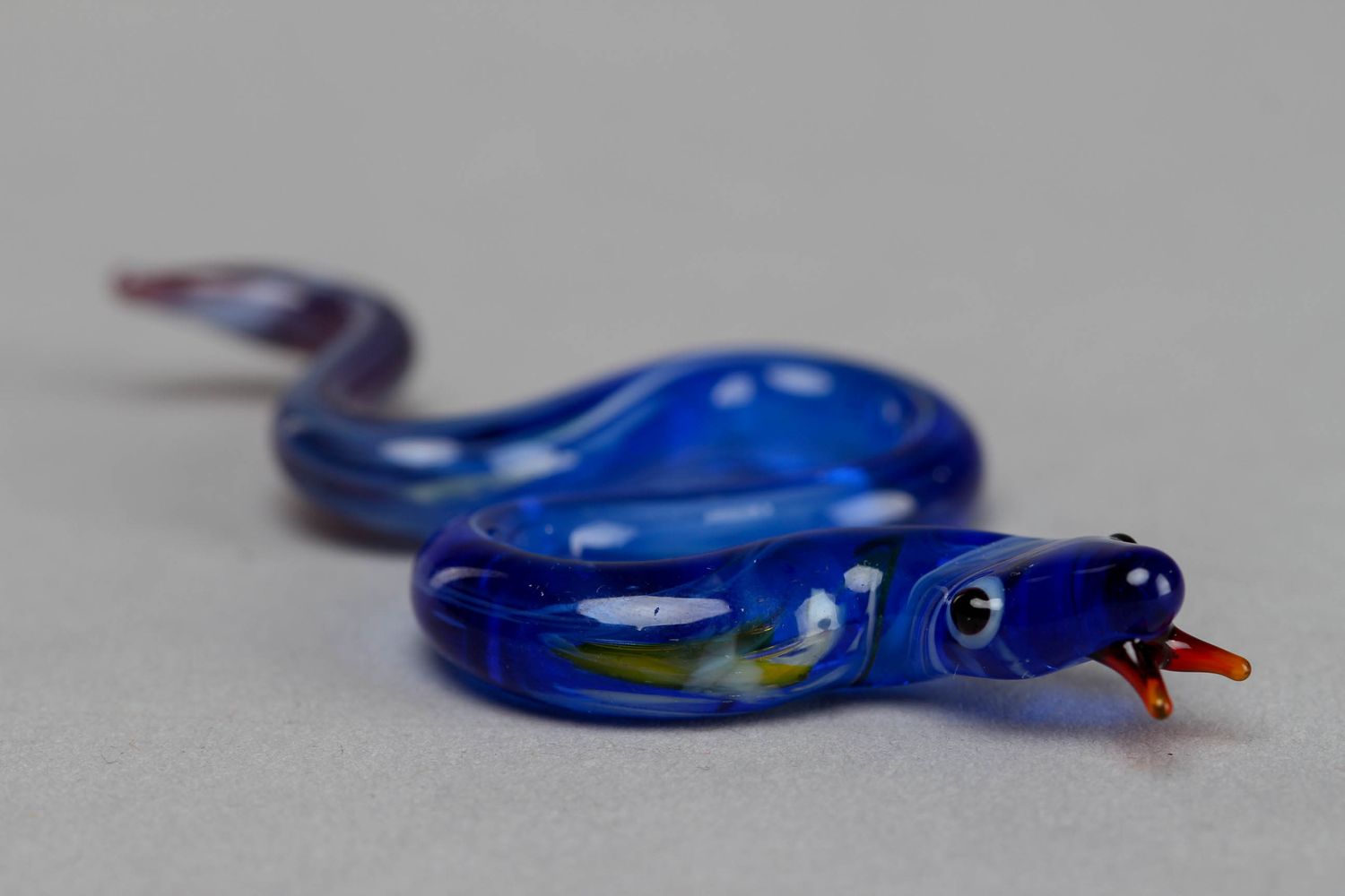 Фигурка из стекла лэмпворк ручной работы Синяя змейка фото 1