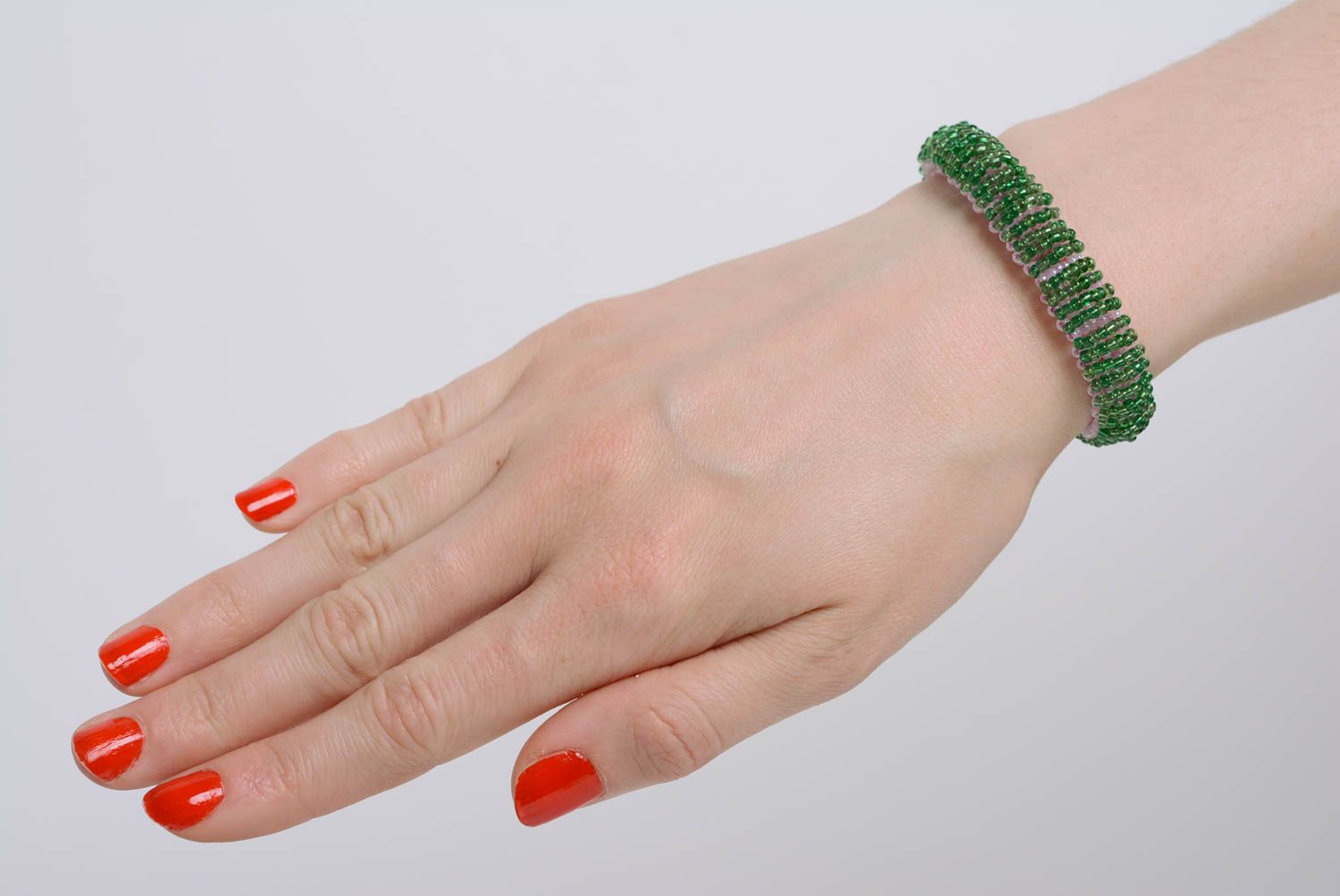 Браслет на руку из цветного бисера ручной работы широкий лавандовый с зеленым фото 4